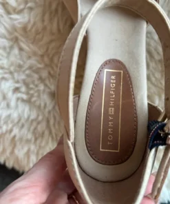 Tommy Hilfiger sandaler i beige og guld str 38