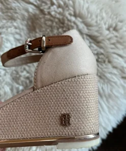 Tommy Hilfiger sandaler i beige og guld str 38