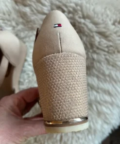 Tommy Hilfiger sandaler i beige og guld str 38