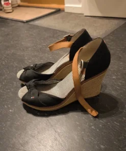 Tommy Hilfiger sandals 39