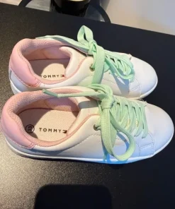 👟🌸Tommy Hilfiger sneakers – Storlek 33