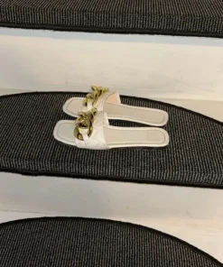 Trendy hvide sandaler med guldkæde – str. 36