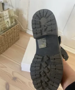 Tuffa skor med spänne