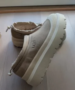 UGG Tasman weather hybrid NEW, size 40 (39)