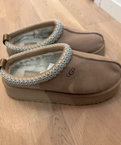 UGG Tazz Sand