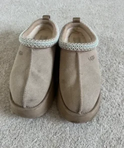 Vaaleanruskeat UGG:t