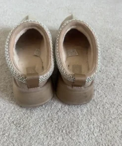 Vaaleanruskeat UGG:t