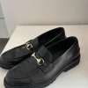 Vinny’s sorte loafers med guld spænde