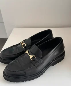 Vinny’s sorte loafers med guld spænde