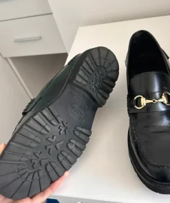 Vinny’s sorte loafers med guld spænde