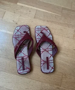 Vinröda flip flops