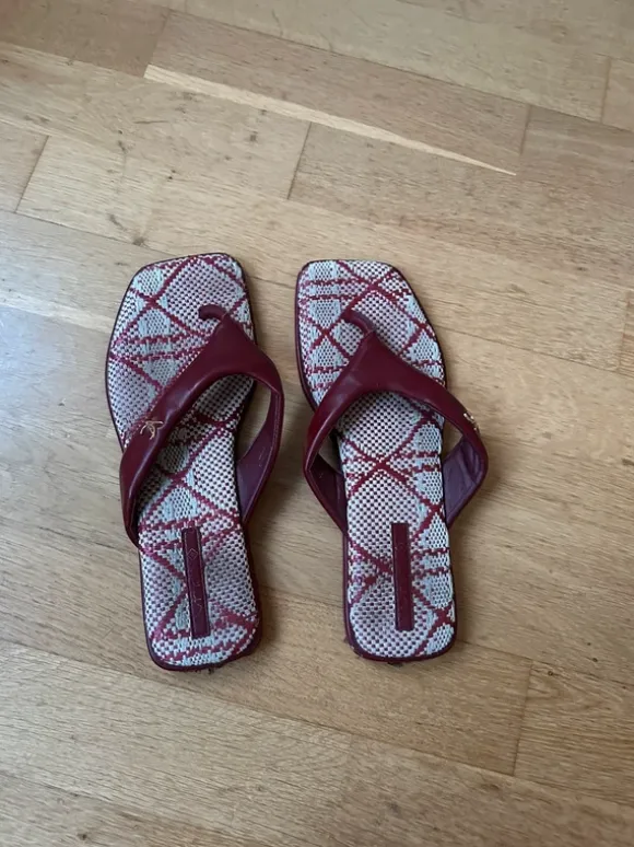 Vinröda flip flops