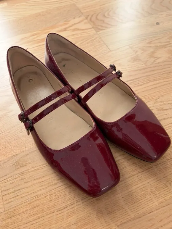 Vinrøde Mary Janes ballerinasko