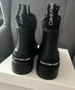 Viralowe kalosze Calvin Klein Jeans Chelsea Mid Rainboot
