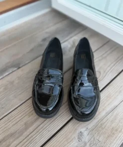 XLNT loafers i högblankt fejkskinn