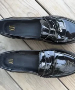 XLNT loafers i högblankt fejkskinn