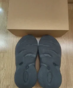 Yeezy Foam Runners onyx size 9