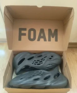Yeezy Foam Runners onyx size 9