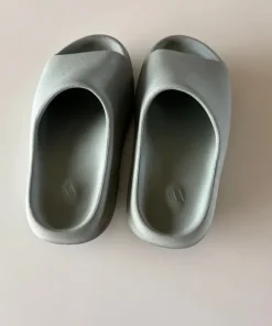 Yeezy slides i mint grøn i str us 7