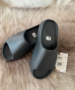 Yeezy Slides Onyx Brand new