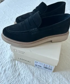 Zamszowe loaferdsy